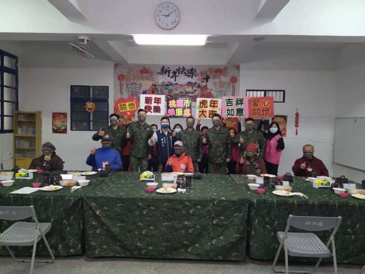 八德退舍榮民均齡90歲 桃園榮服處提前拜年贈禮品 桃園榮服處與六軍團共同關懷退舍榮民前輩。