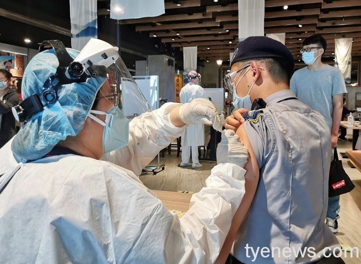 桃機前線人員接種疫苗 守護國門安全 桃園機場保全人員進行莫德納疫苗接種
