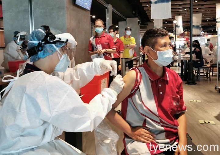 桃園機場清潔人員進行莫德納疫苗接種 桃園機場清潔人員進行莫德納疫苗接種