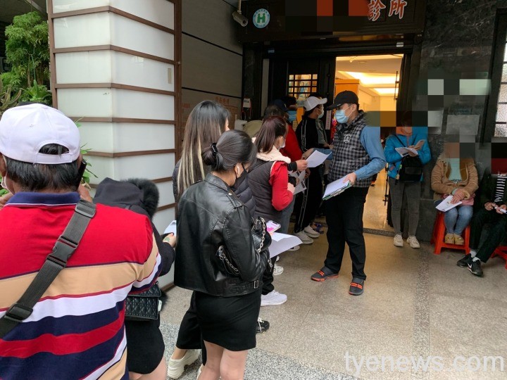 提高全國覆蓋率 移民署桃園站助外來人口施打疫苗 桃園移民署協助外來人口至合作疫苗接種站等候施打疫苗