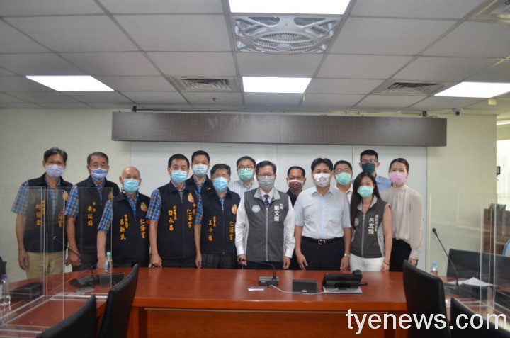 桃園警大為開學準備 桃市府、中壢仁海宮捐80萬元經費支持 桃園鄭文燦市長、中壢仁海宮王董事長介禧、警大校長陳文檡及與會人員共同合影