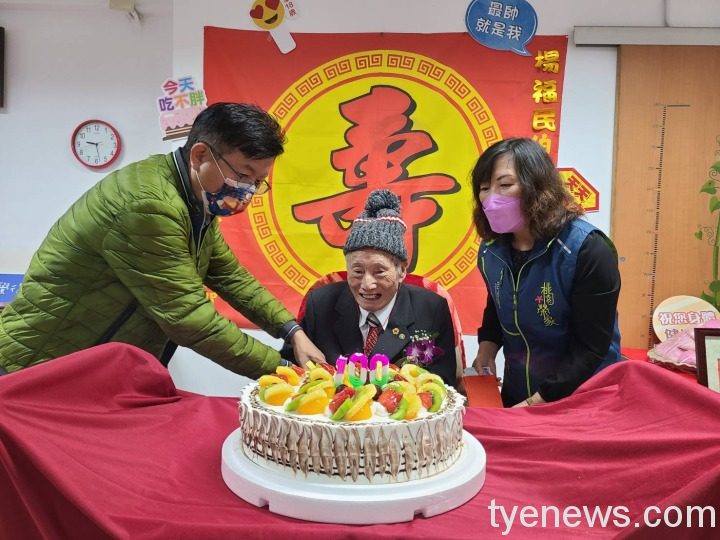 榮民楊伯伯百歲壽辰 桃園榮家歡樂慶賀 楊伯伯與家主任及家副主任一同切蛋糕好開心