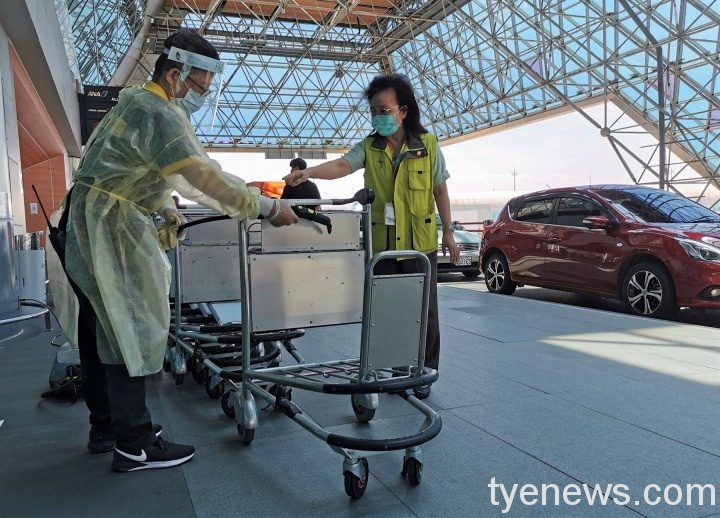 每個細節都不放過!桃機深度大清消 旅客搭乘更放心 機場公司副總經理洪玉芬關心手推車清消狀況要求注意各項細節