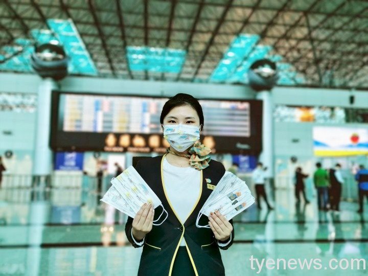 桃園機場開航42周年 專屬徽章象徵持續抗疫向前 機場公司製作充滿機場意象的口罩發送給服務台人員