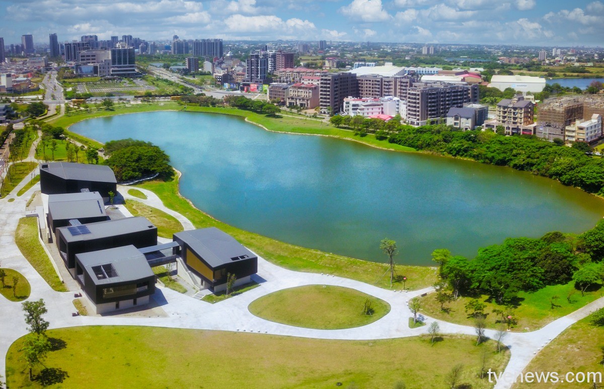 橫山書藝館座落於桃園青埔的埤塘池畔，自開館以來成為各方拍照與打卡亮點
