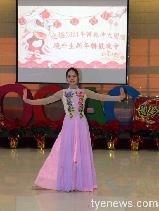 龍華科大舉辦「境外生新年聯歡會」感受臺灣濃郁人情味 歲末寒冬千里情 龍華科大境外生新年聯歡摸彩美食慶春節 4 scaled 1