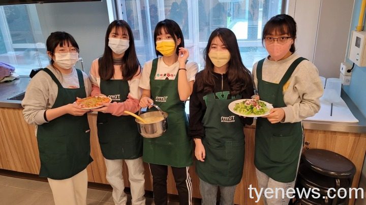 每一組成員五人分工合作做出兩菜一湯 每一組成員五人分工合作做出兩菜一湯