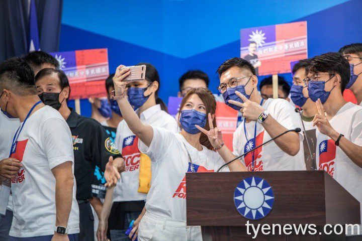 江啟臣登記參選，與會青年上前自拍。取自江啟臣臉書粉絲專頁