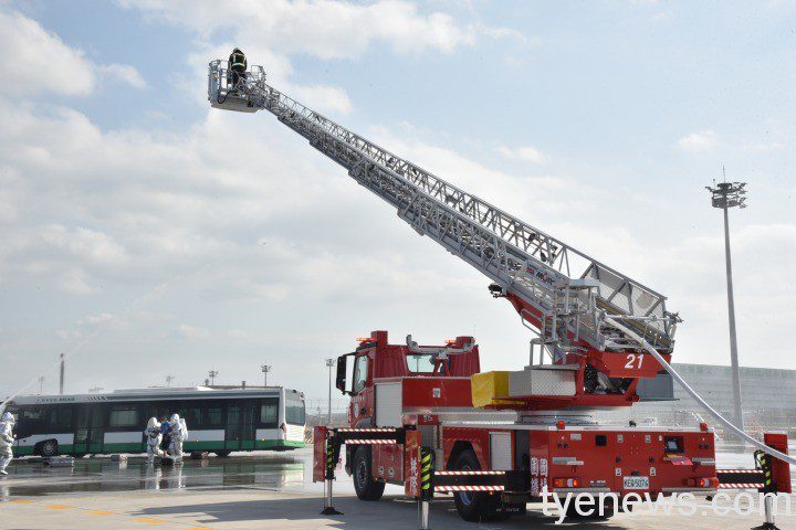 桃機模擬航機故障降落失控 實兵操練驗收單位應變能力 消防大隊利用全新添購的雲梯車協助救災。