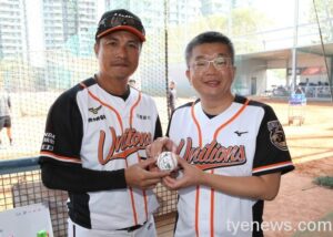 蔡其昌南下春訓探班致贈加菜金