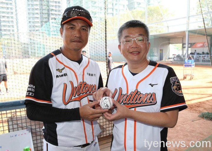 蔡其昌南下春訓探班致贈加菜金 潘武雄選手左回贈蔡其昌會長右簽名球