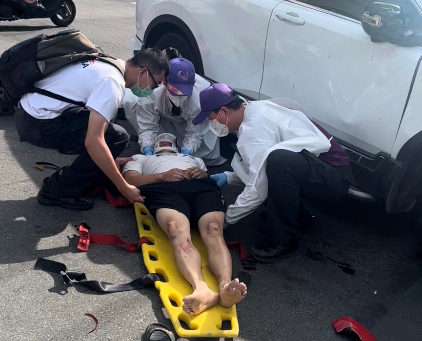 休假消防員巧遇車禍 救護魂上身熱心伸援手 照片1 0 2