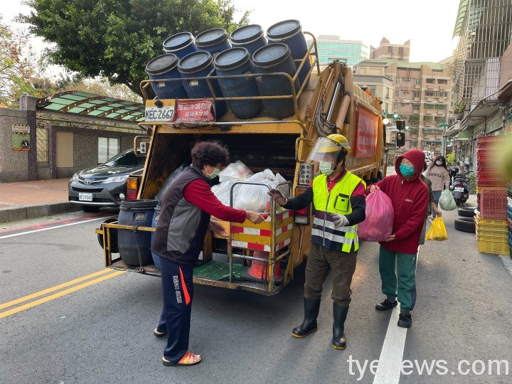 桃園市民狂送清潔隊員紅包 環保局代捐13萬元幫助弱勢 照片2