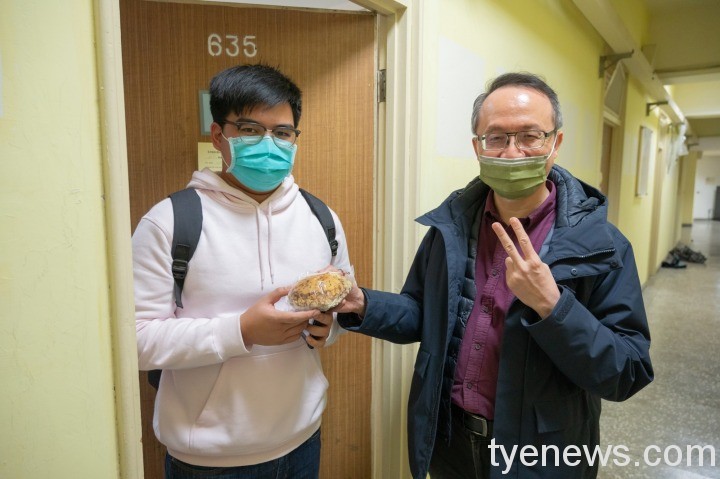元智大學麵包節 鼓勵學生購買傳愛助弱勢 王佳煌學務長致贈麵包給同學 2