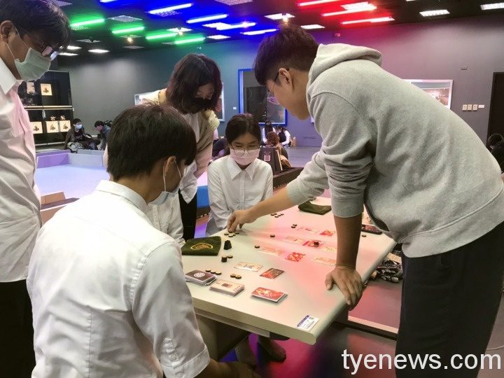 龍華科大結合學子巧思 推廣原創桌遊設計 玩桌遊也能提升防疫意識 1