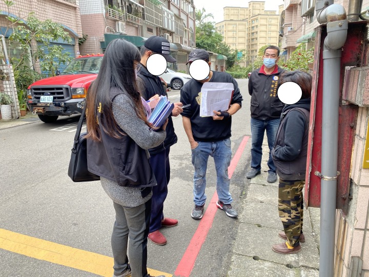 民眾愛車賓士被查封 才肯繳清6年交通罰緩、通行費 現場