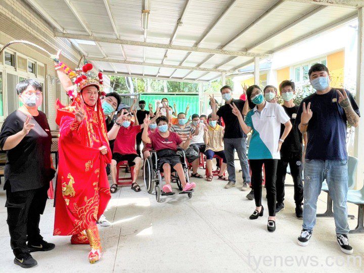 環島義賣漢堡的公益餐車WOW哇唬漢堡工廠，將這幾天在桃園義賣所得盈餘捐助給觀音愛心