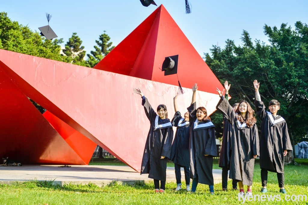 元智不畏疫情辦實體畢典 畢業生致詞開中英雙聲道