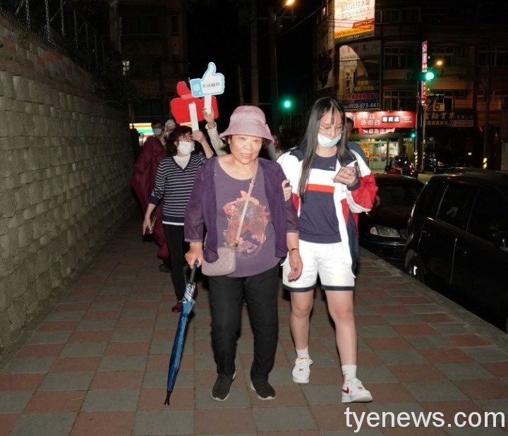 社區阿婆開刀2-3個月後第一次出門由家人手機計步陪同完成全程健走