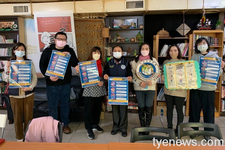 移民署桃園市服務站主任黃英貴中向桃園市東南亞藝文教育創新暨研究協會理事長范美幸 移民署桃園市服務站主任黃英貴中向桃園市東南亞藝文教育創新暨研究協會理事長范美幸