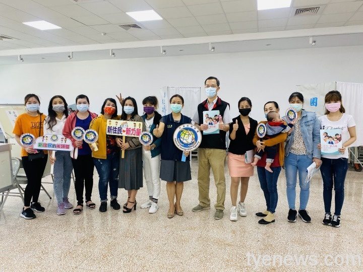 移民署桃園市服務站主任黃英貴(右6)、桃園市選舉委員會副總幹事張慶彬(右5)與參加模擬投票的新住民一同合影 移民署桃園市服務站主任黃英貴右6、桃園市選舉委員會副總幹事張慶彬右5與參加模擬投票的新住民一同合影