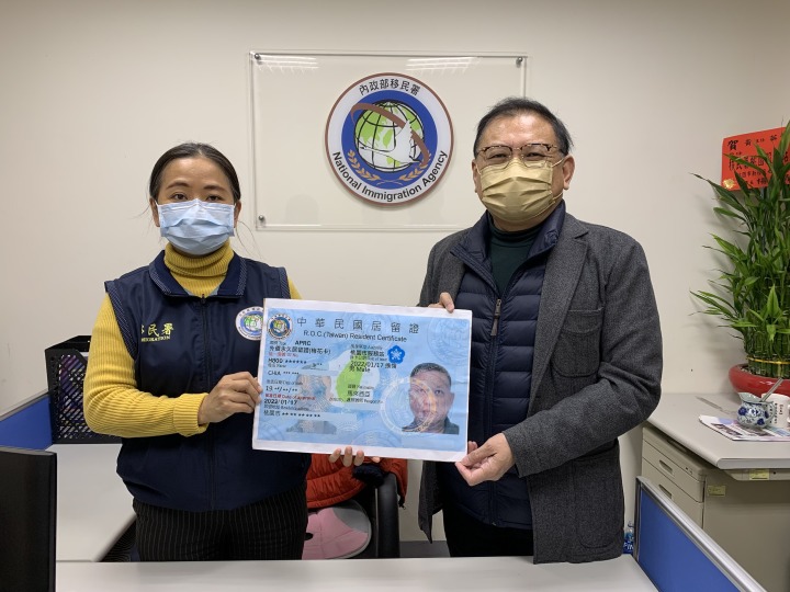 移民署桃園站:中原博士謝品然取得梅花卡 留台灣貢獻心力 移民署桃園市服務站主任黃英貴左頒發謝品然博士右永久居留證梅花