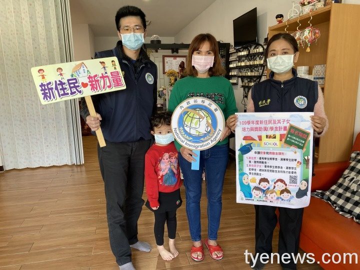移民署桃園市服務站宣導獎助勵學金計畫，並與柬埔寨新住民及其子女合影
