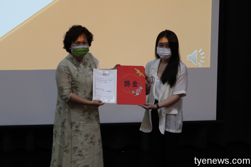 開南大學華語演講比賽 外籍生故事令人動容 第一名寮國生賴榙娜獲得林玥秀校長頒獎