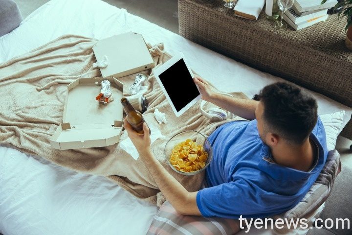 宅在家中不運動 當心血栓盯上你。示意圖:截自freepik 宅在家中不運動 當心血栓盯上你。示意圖:截自freepik