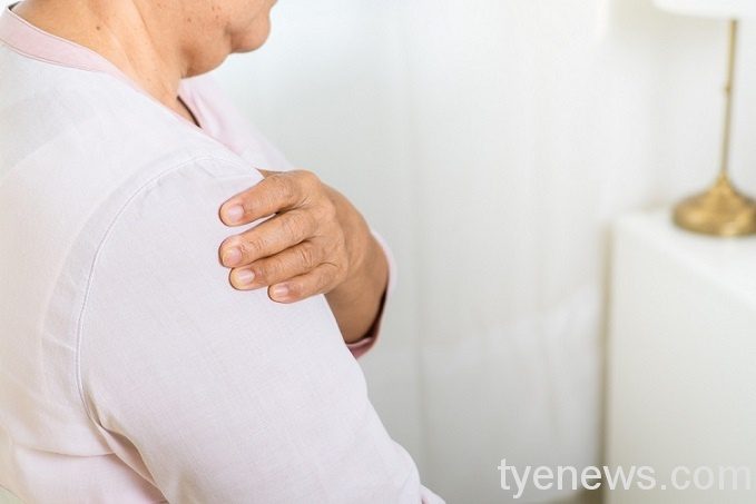 穿衣睡覺都好痛!婦人罹患五十肩「生活卡關」 肩膀痛10796836