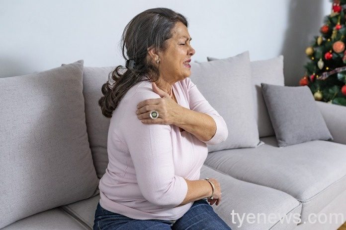 穿衣睡覺都好痛!婦人罹患五十肩「生活卡關」 肩膀痛3929901