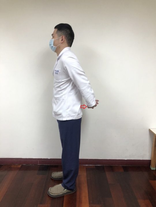 春節宅在家不要只躺或坐 樂生療養院提供居家運動撇步 肩部與胸部後背伸展運動 圖示 scaled 1