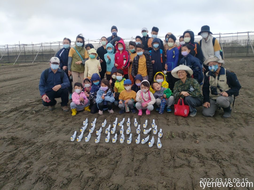 中油竹圍漁港打造小燕鷗棲地 復育三接生態環境 與桃園鳥會及八德大伙房書院小朋友布置假鳥及庇護瓦 中油提供
