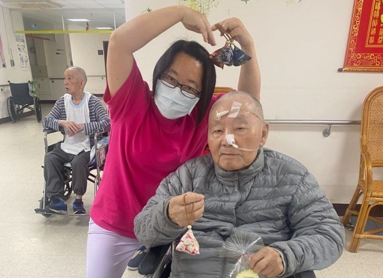 桃園榮家慶端午 艾草香包祈驅瘟避疫 艾草香包迎好運布丁蛋糕傳情意 scaled e1653981930631