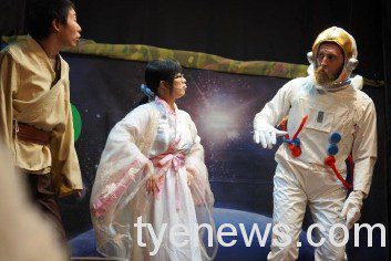 英語童劇《嫦娥遇見阿姆斯壯》11/14桃市圖龜山分館登場 英文兒童劇 《嫦娥遇見阿姆斯壯》2