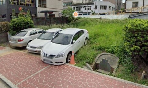 把墓地當停車場 桃園經國、南平路口墓碑被撞斷 螢幕擷取畫面 41 e1657768866945