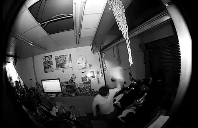 【有片】網路瘋傳女童遭機車行老闆狂巴頭 鄉民怒潑漆撒冥紙