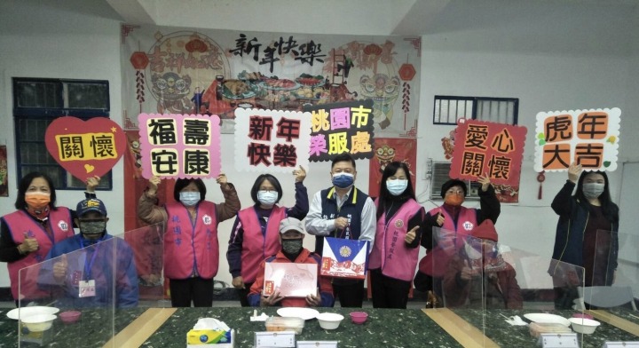 八德退舍榮民均齡90歲 桃園榮服處提前拜年贈禮品 許副處長前往桃園八德退舍關懷退舍內住榮民及致贈慰問品。