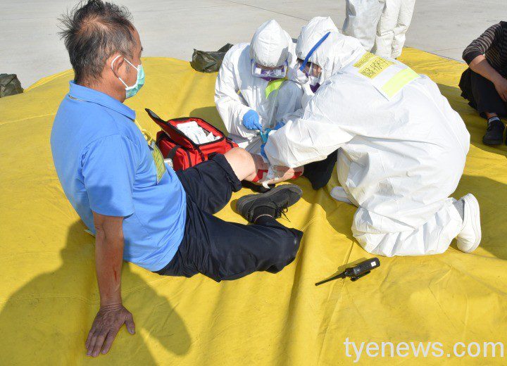 桃機模擬航機故障降落失控 實兵操練驗收單位應變能力 責安置接待旅客通關的工作人員也全都穿著防護裝備。