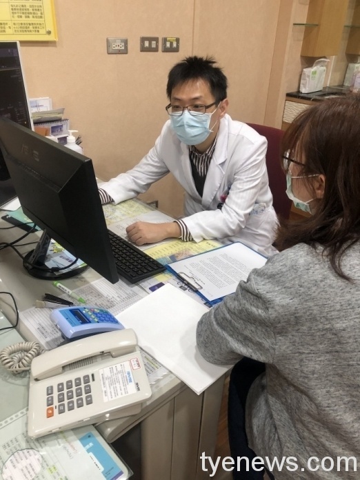樂生療養院醫師賴軍皓:健檢「多一項」預防心血管疾病 賴軍皓醫師看診照 scaled 1