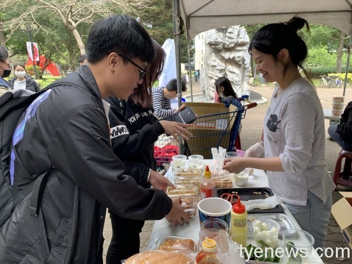 元智大學舉辦異國市集與浪浪義賣 了解種族文化給予愛 越南同學自製當地食物