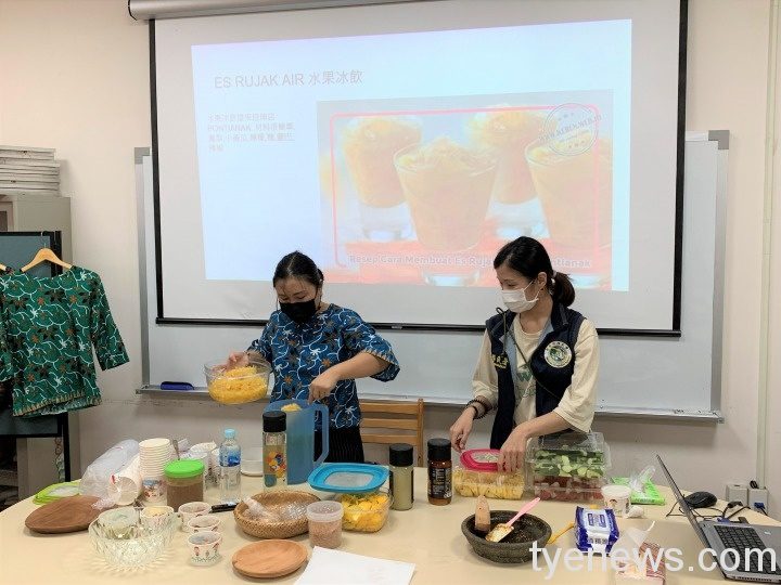 歡度印尼國慶日 移民署邀民眾體驗印尼文化 郭冠伶女士左1示範製作印尼水果冰飲