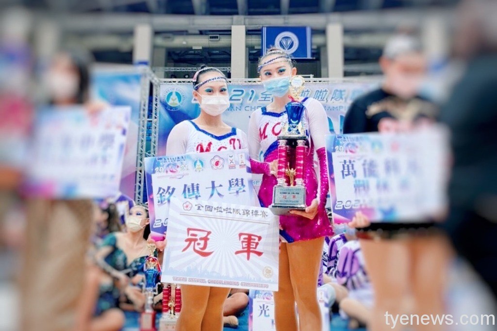 鄒幸霓（右）中華啦啦隊協會主辦2021全國啦啦隊錦標賽，銘傳獲大專公開組彩球指定組冠軍、彩球小組冠軍、彩球雙人組第三名