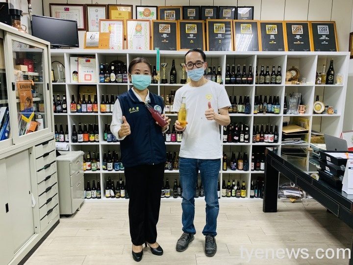 桃市服務站推「新住民築夢計畫」助鄧爸精釀台灣水果啤酒 鄧淑達先生右向主任黃英貴左分享釀造的水果酒