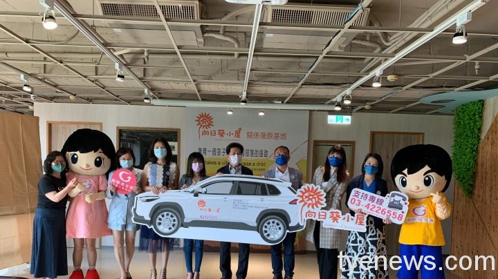 桃園勵馨向日葵行動車啟動 將愛開往每個角落 鄭寶清董事長右4 號召各界支持桃園勵馨購置向日葵行動車