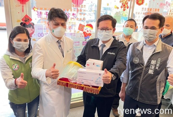 鄭文燦視察梵谷美學牙醫 親贈防疫物資慰勉醫療人員辛勞 鄭市長致贈防疫物資2