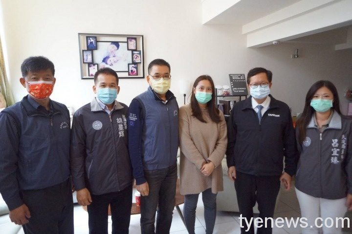緬懷簡任專與韓正宏因公殉職 榮服處徐偉光陪同市長關懷遺眷 鄭市長與因公殉職簡任專中校遺孀合影