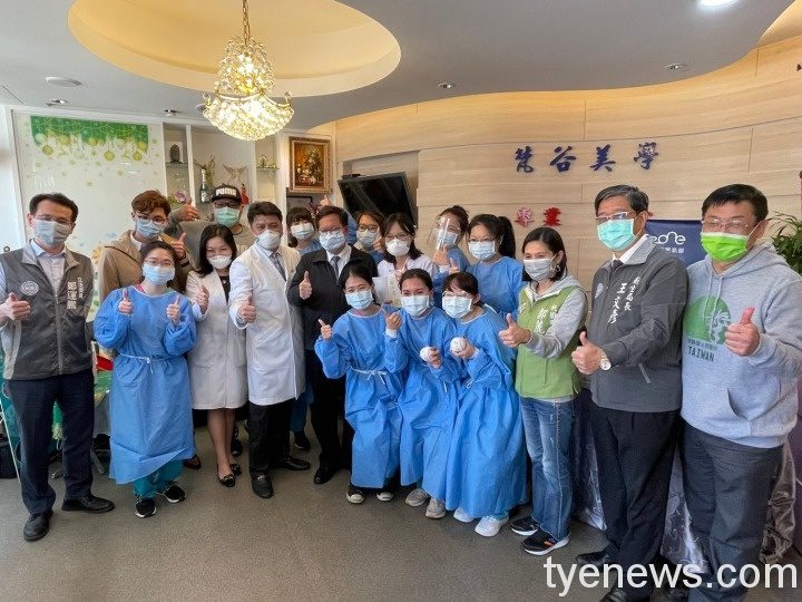 鄭文燦視察梵谷美學牙醫 親贈防疫物資慰勉醫療人員辛勞 鄭市長視察診所防疫流程5