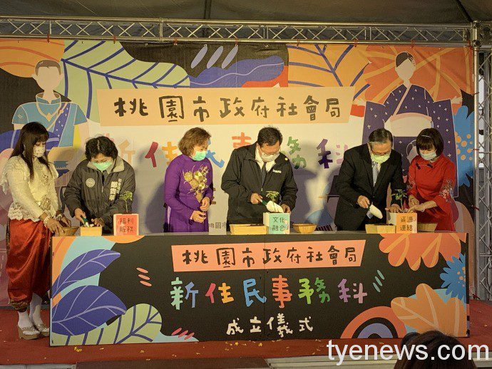 鄭文燦市長右3、鐘景琨副署長右2、鄭貴華局長左2及新住民代表共同栽種植物新苗，象徵新住民事務科逐步拓展