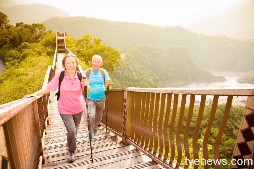 35歲後骨質將逐漸衰退 中醫師:這一味可維持關鍵行動力 銀髮一起玩 爬山主圖